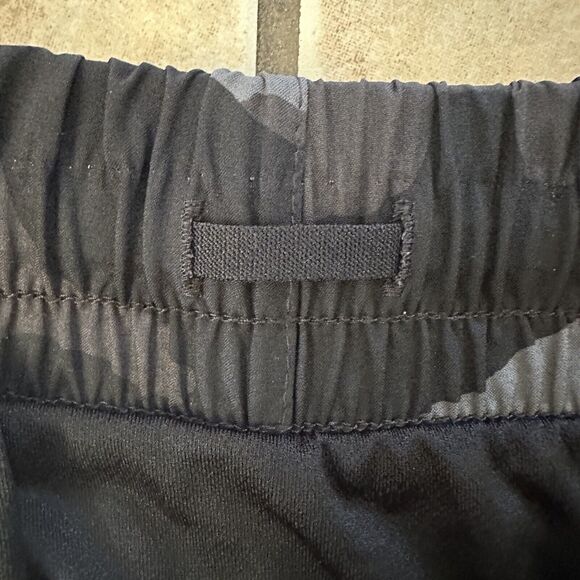 Athleta Printed Mesh Racer Run Short 4” XXSMALL Black Camo Pocket Built-in Brief - Picture 6 of 12